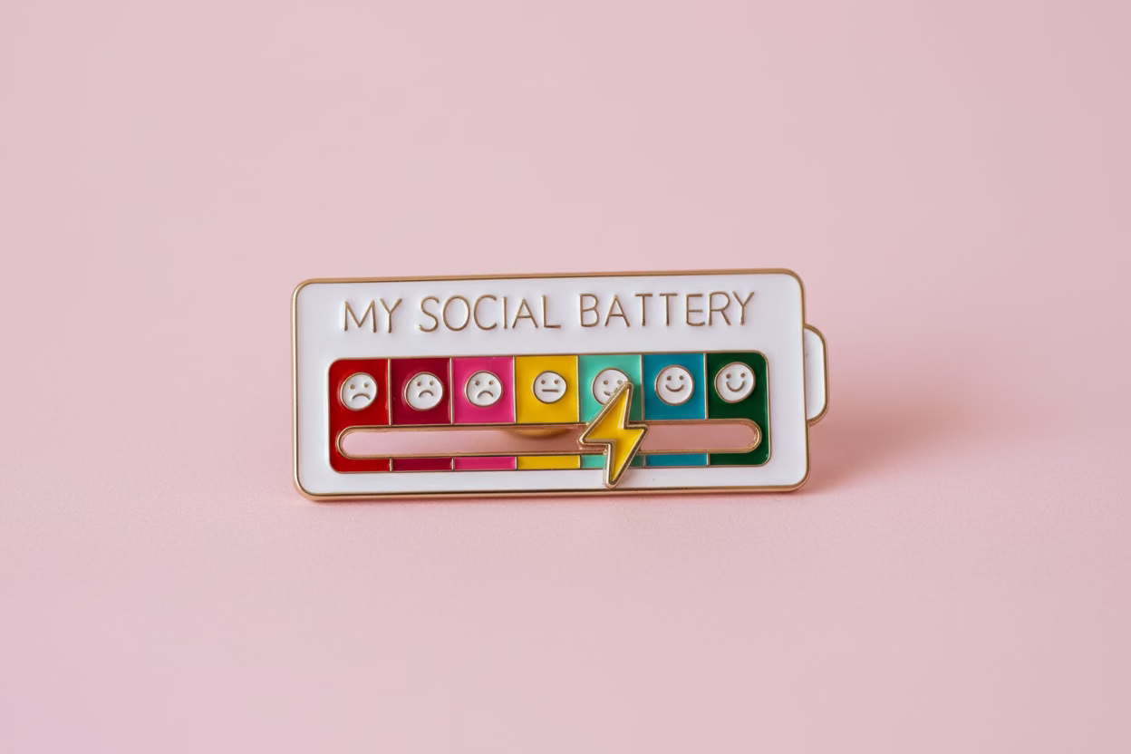Brosch ”My social battery”
