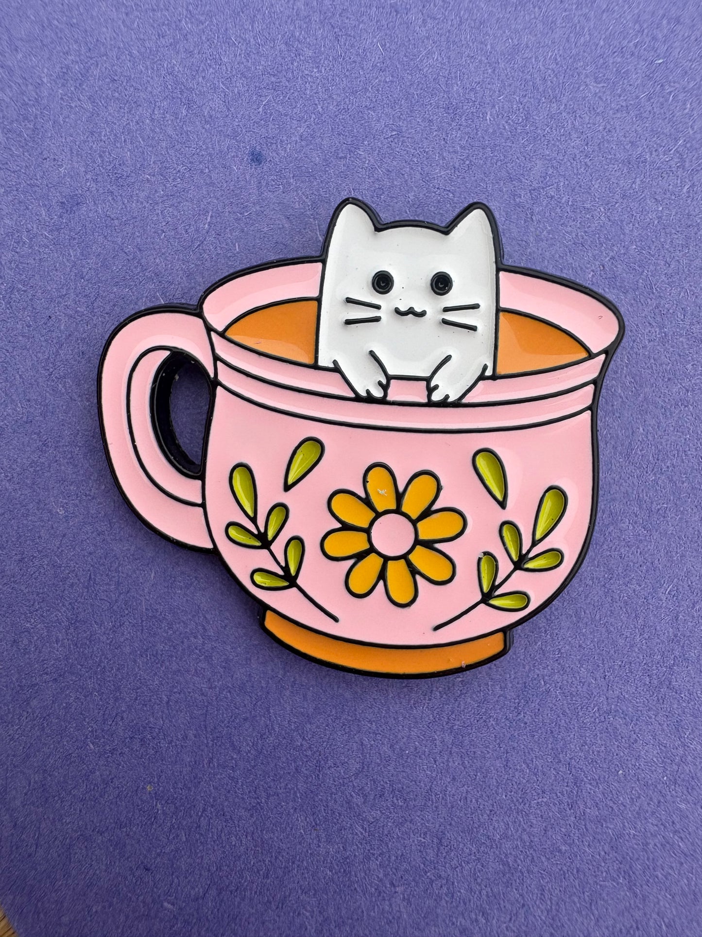 Kawaii Pin Katt i Kopp - Söt Accessoar för Väskor & Jackor
