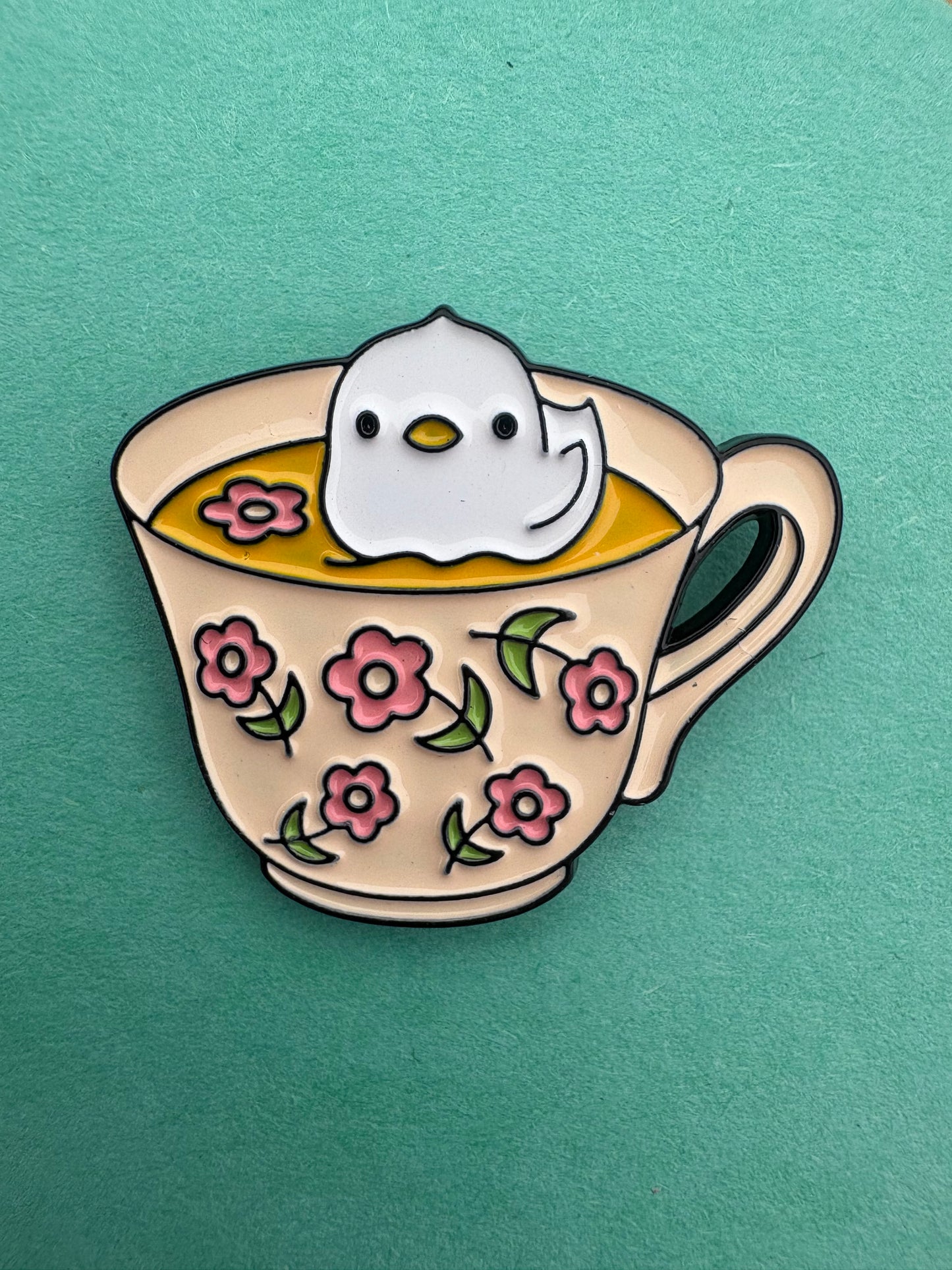 Kawaii Pin - Anka i tekopp, söt accessoar för väskor & kläder