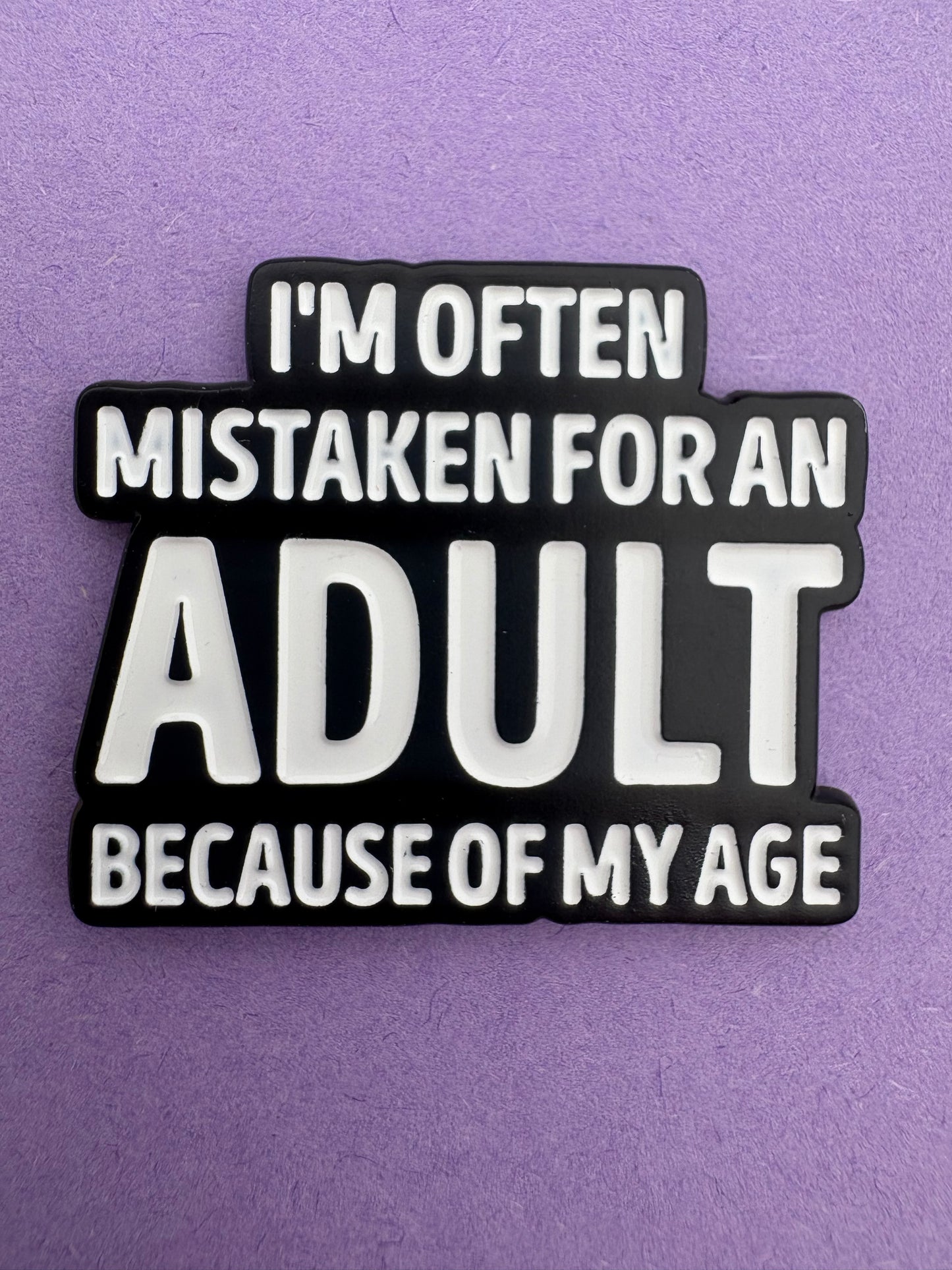 Kawaii Pin med Rolig Text - "Mistaken for an Adult"