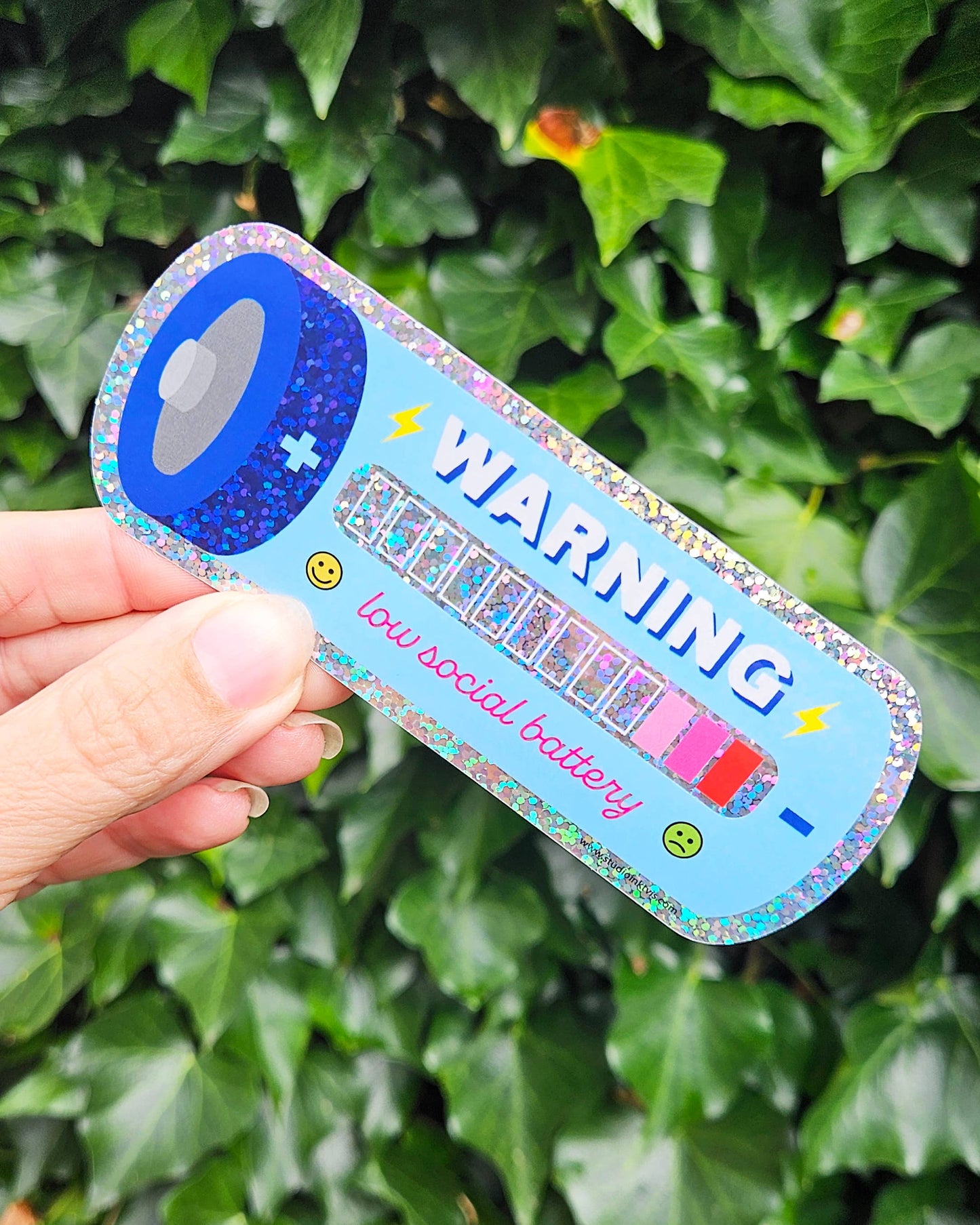 Glitterklistermärke "Lågt socialt batteri" – Kawaii sticker för laptop & mer
