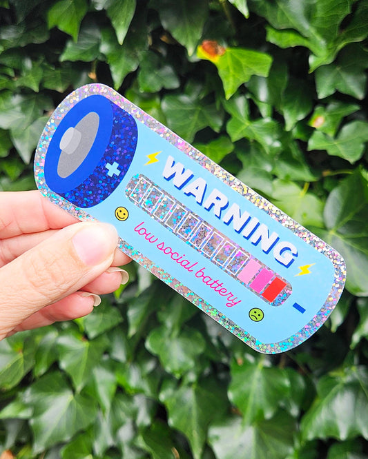 Glitterklistermärke "Lågt socialt batteri" – Kawaii sticker för laptop & mer