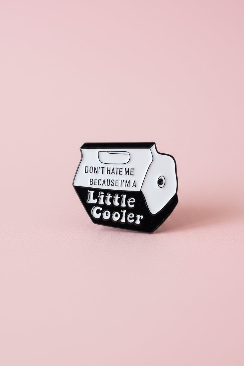 Pin -”Don’t hate me because I’m a Little Cooler” Svart