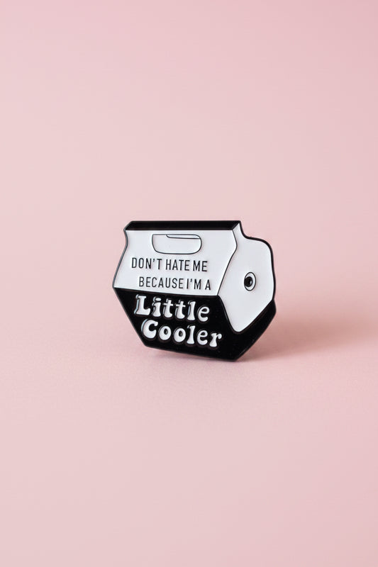 Pin -”Don’t hate me because I’m a Little Cooler” Svart