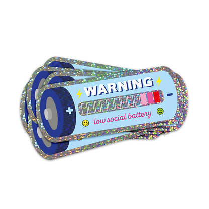 Glitterklistermärke "Lågt socialt batteri" – Kawaii sticker för laptop & mer