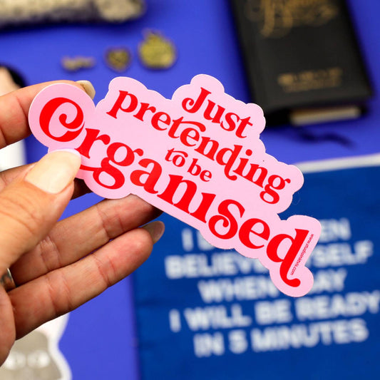 Roligt väderbeständigt klistermärke "Låtsas vara organiserad" för laptop & flaskor