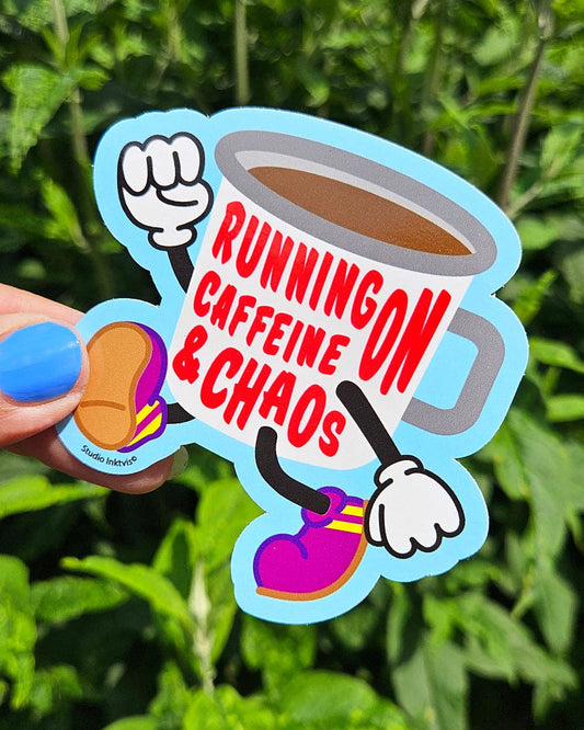 Klistermärke med texten "Running on Caffeine and Chaos" och kaffemugg