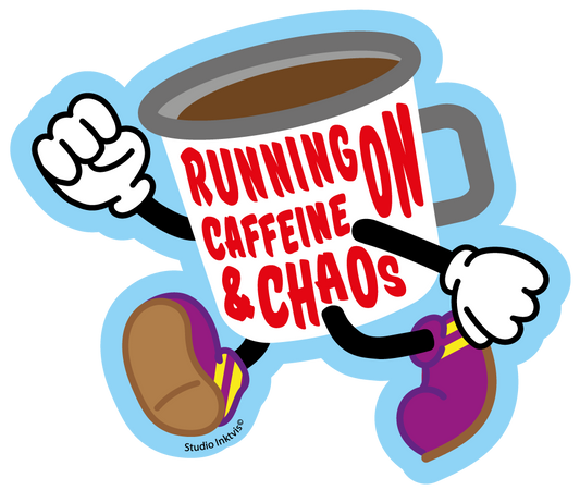 Klistermärke med texten "Running on Caffeine and Chaos" och kaffemugg