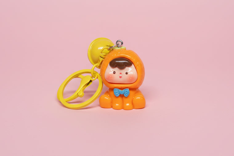 Nyckelring med bjällra och bebis i söta dräkter