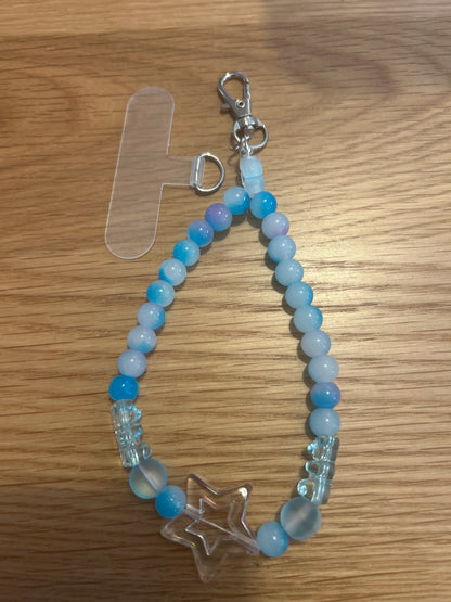 Blått mobilarmband med pärlor – stilrent för mobilskal