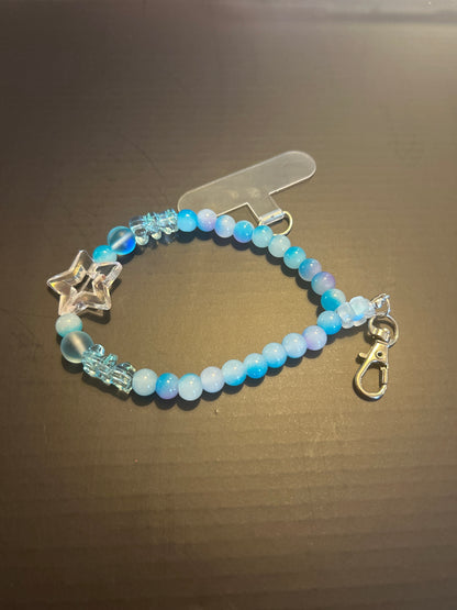 Blått mobilarmband med pärlor – stilrent för mobilskal