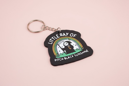 Nyckelring med texten ”Little ray of pitch black sunshine”