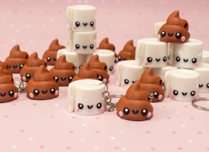 Söt bajskorv och toarulle i en nyckelring med humor