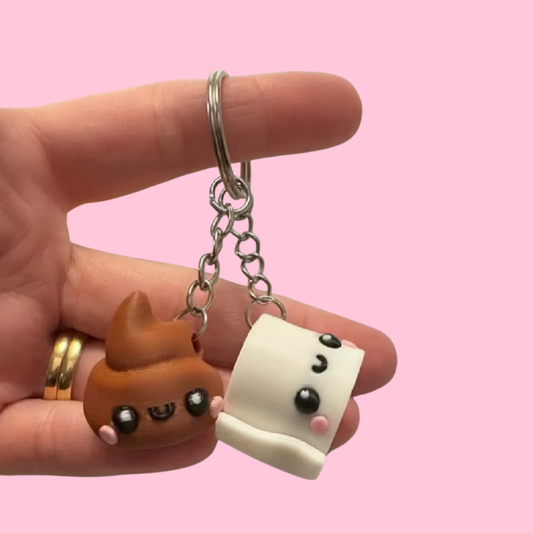 Söt bajskorv och toarulle i en nyckelring med humor