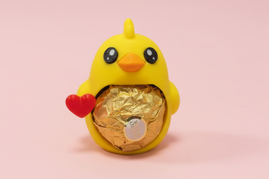 Söt present- kyckling med kniv eller hjärta