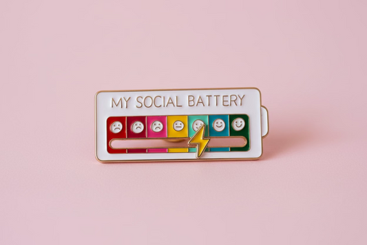 Brosch ”My social battery”