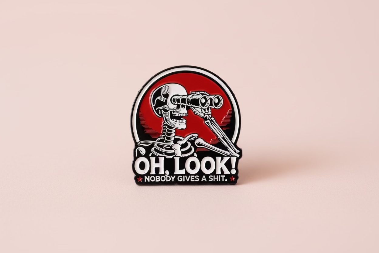 Pin - ”Oh, look! Nobody gives a shit" (skelett)