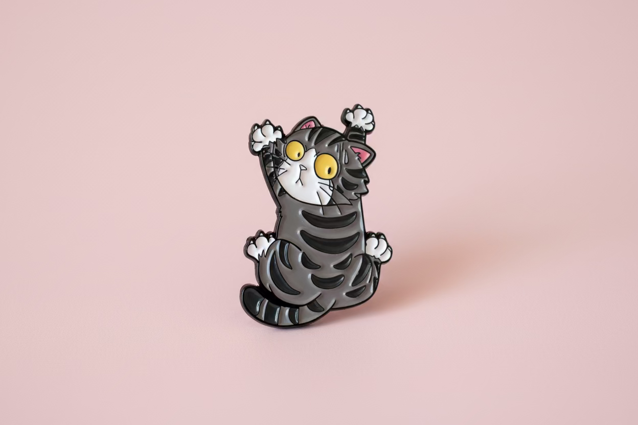 Pin - Grå katt (hängande)