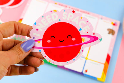 Kawaii klistermärke "Jag behöver utrymme" – trendig vinyl för laptop & flaskor