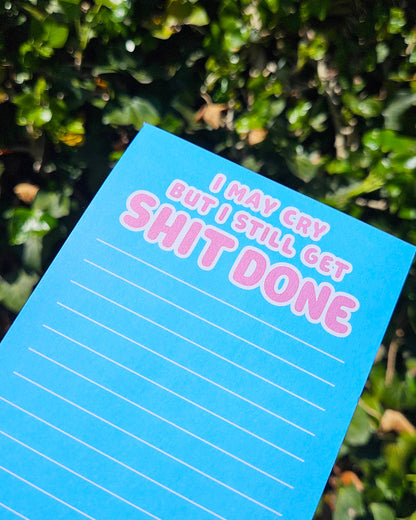 Att-göra-block 'I may cry but I still get shit done' 10×21 cm
