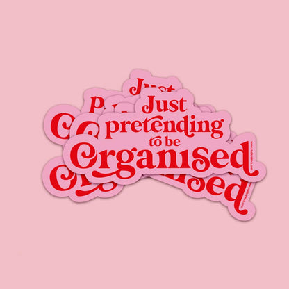 Roligt klistermärke " Just pretending to be organised" för laptop & flaskor