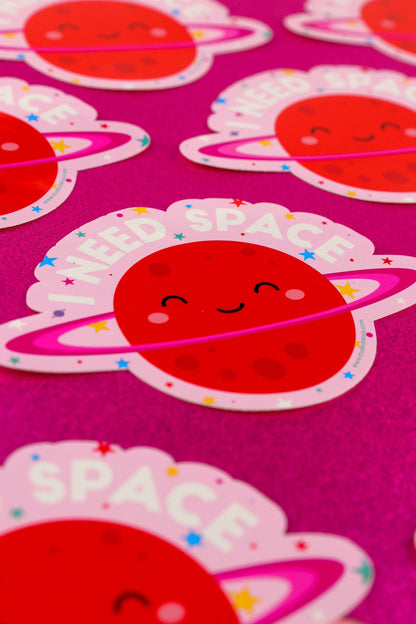 Kawaii klistermärke "Jag behöver utrymme" – trendig vinyl för laptop & flaskor