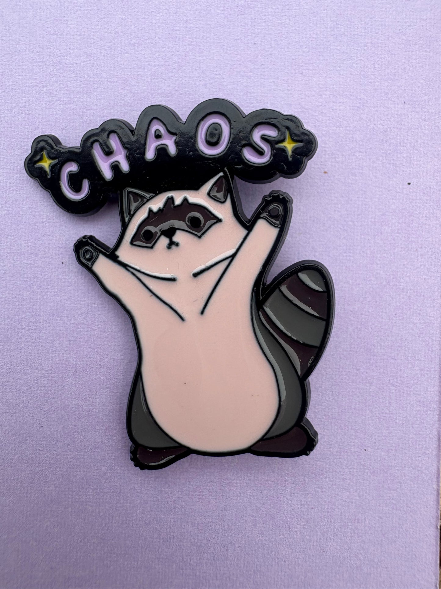 Kawaii Pin "Chaos" - Liten Minimalistisk Accessoar för Jackor & Väskor