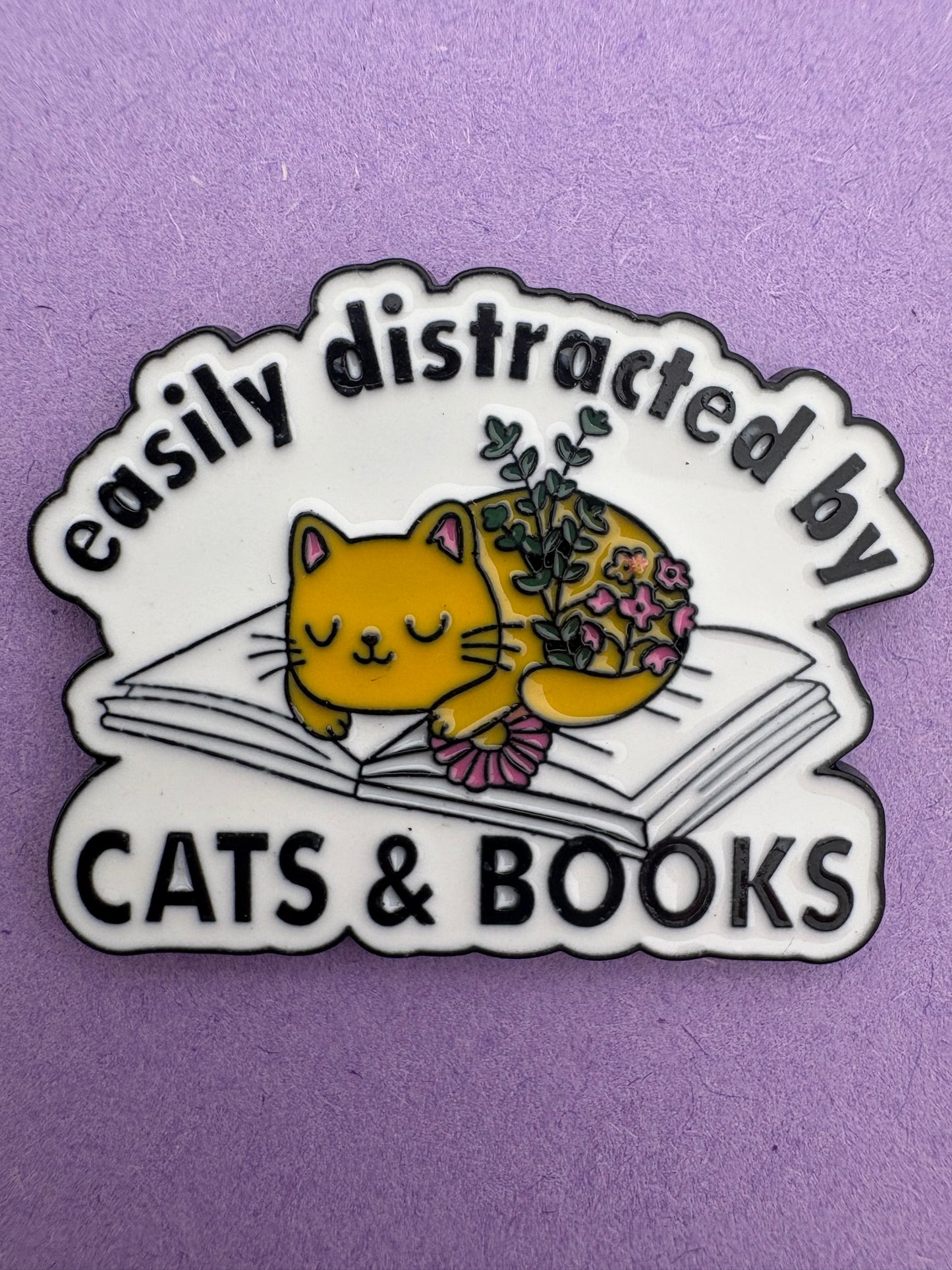 Kawaii Pin - Easily Distracted by Cats & Books - Söt Accessoar för Kattälskare