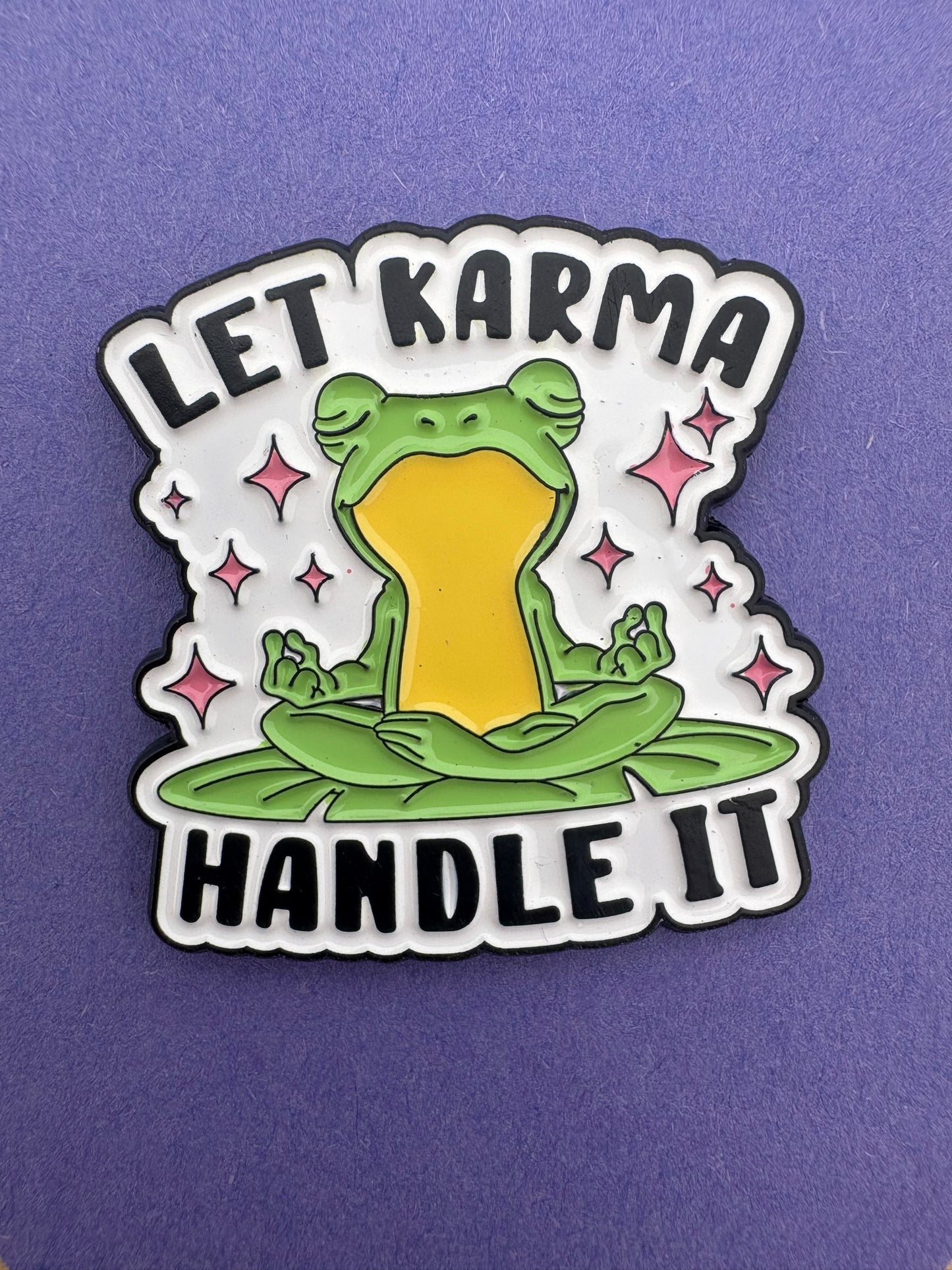Kawaii Pin Groda - Let Karma Handle It Söt Accessoar för Jacka/Väska