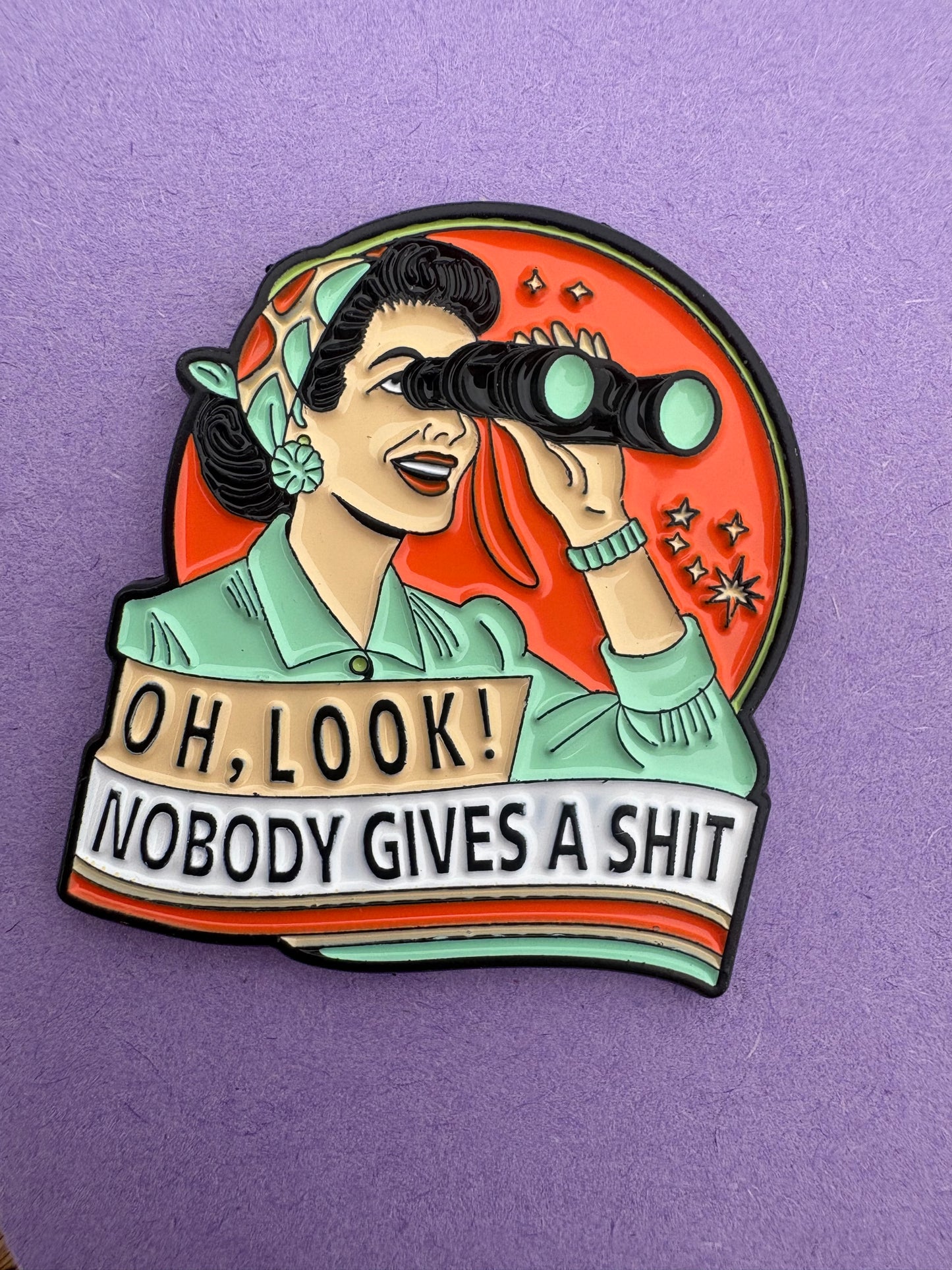 Kawaii Pin med text "Oh, look! Nobody gives a shit" - Rolig Accessoar