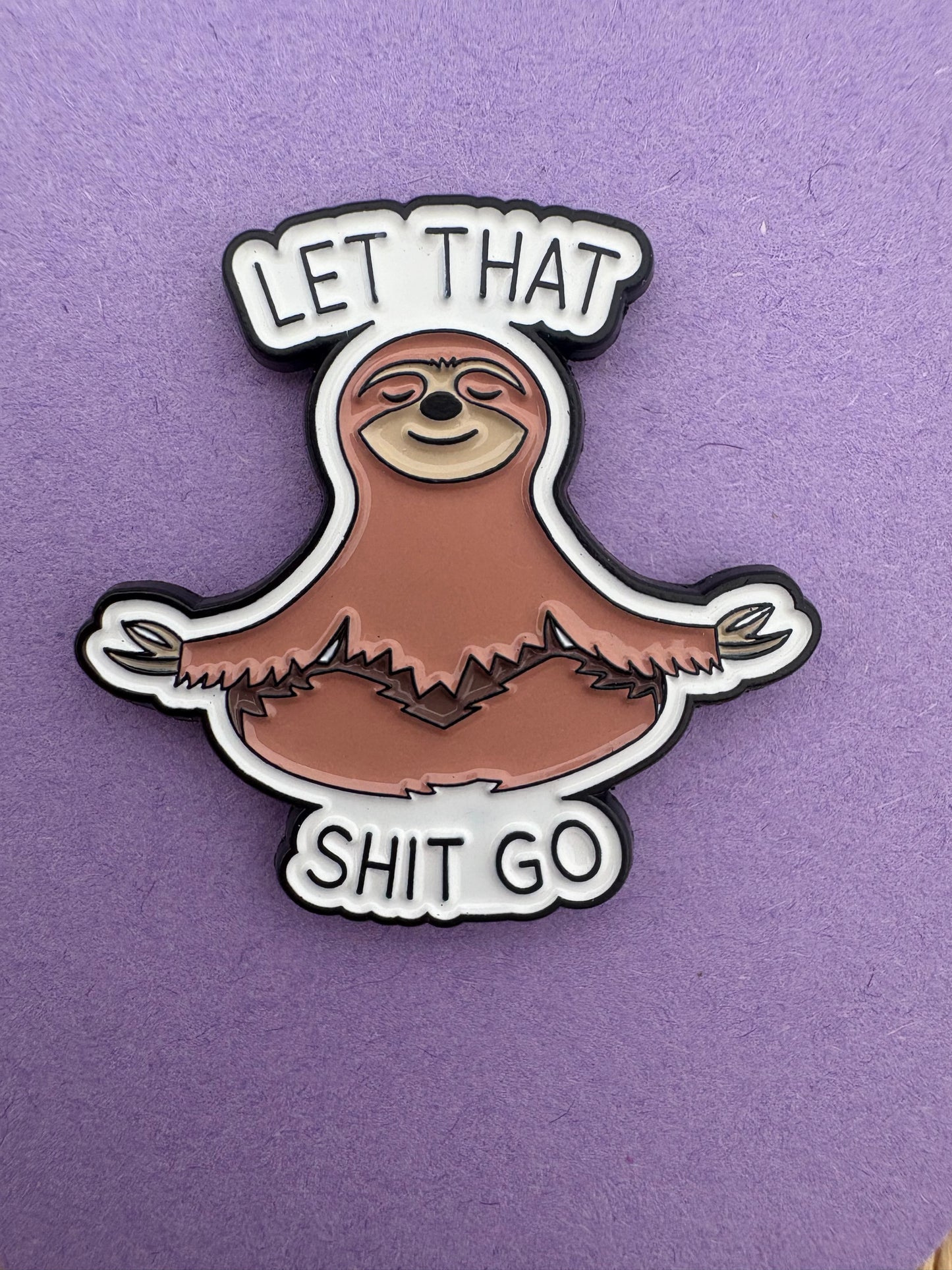 Söt Sengångare Pin - Let That Shit Go - Kawaii Accessoar för Väska & Jacka