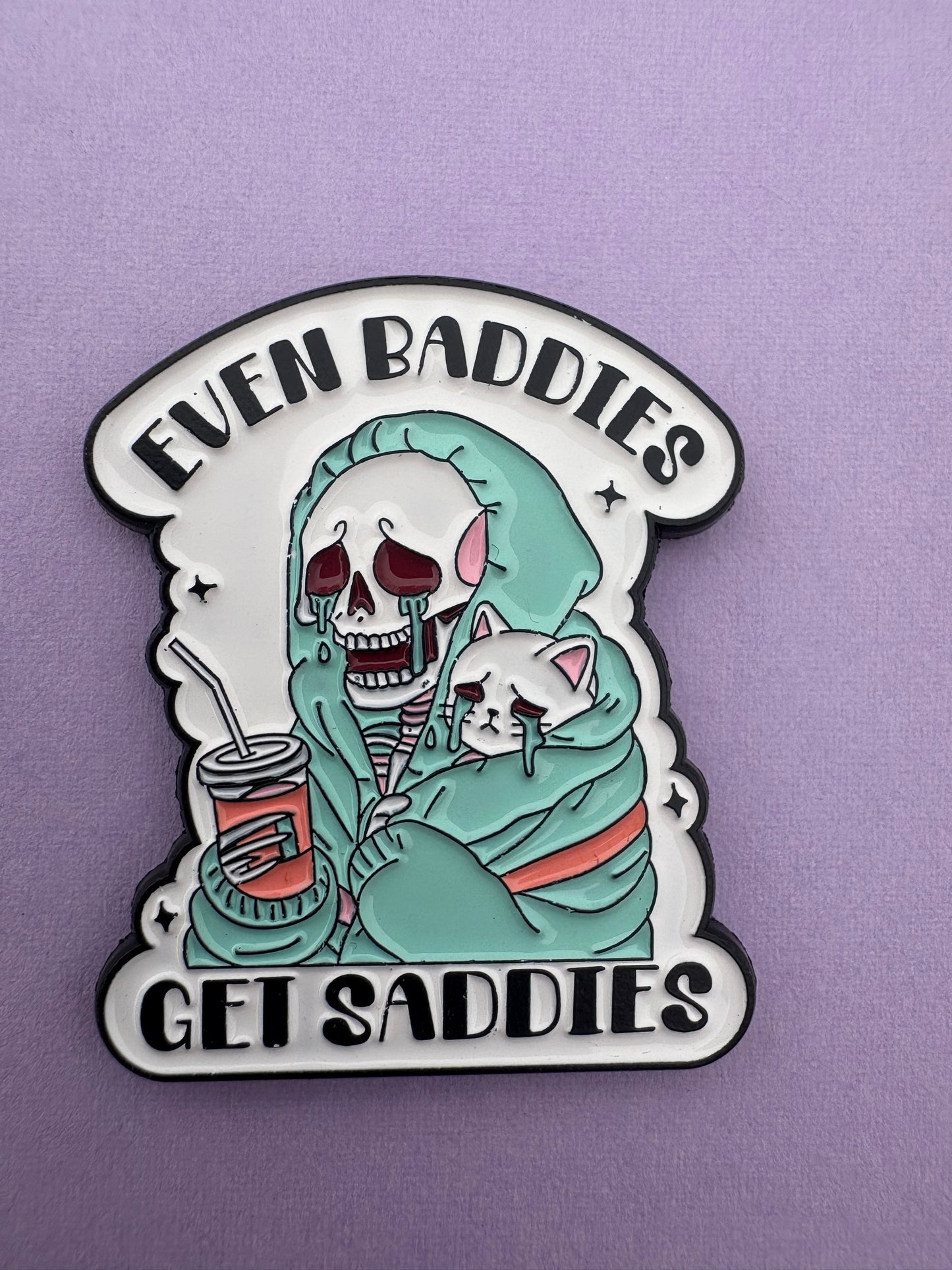 Kawaii Pin - Skelett med text "Even baddies get saddies" - Söta Accessoarer