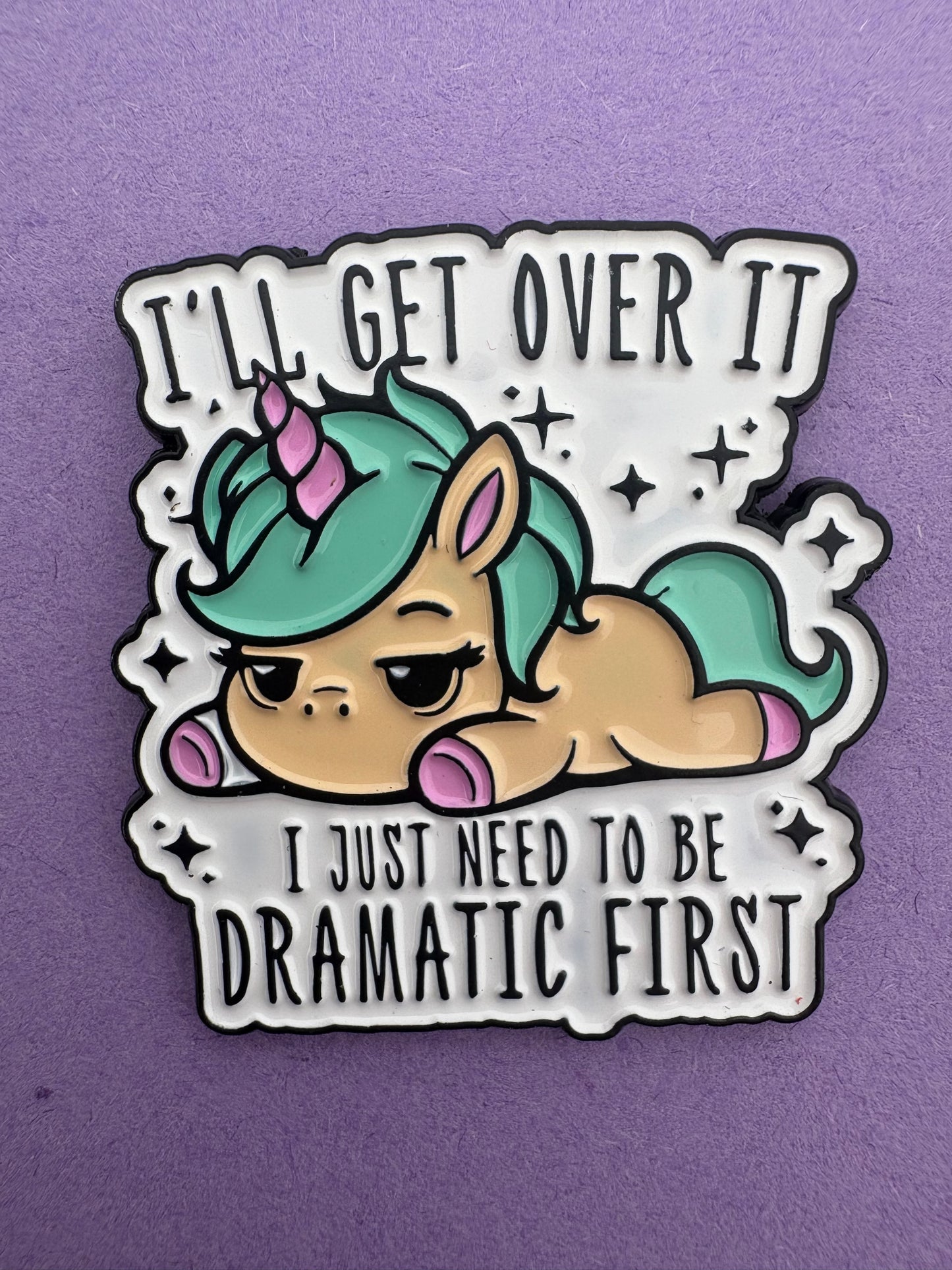 Unicorn Pin - Kawaii Dramatiskt Citat "I'll Get Over It"