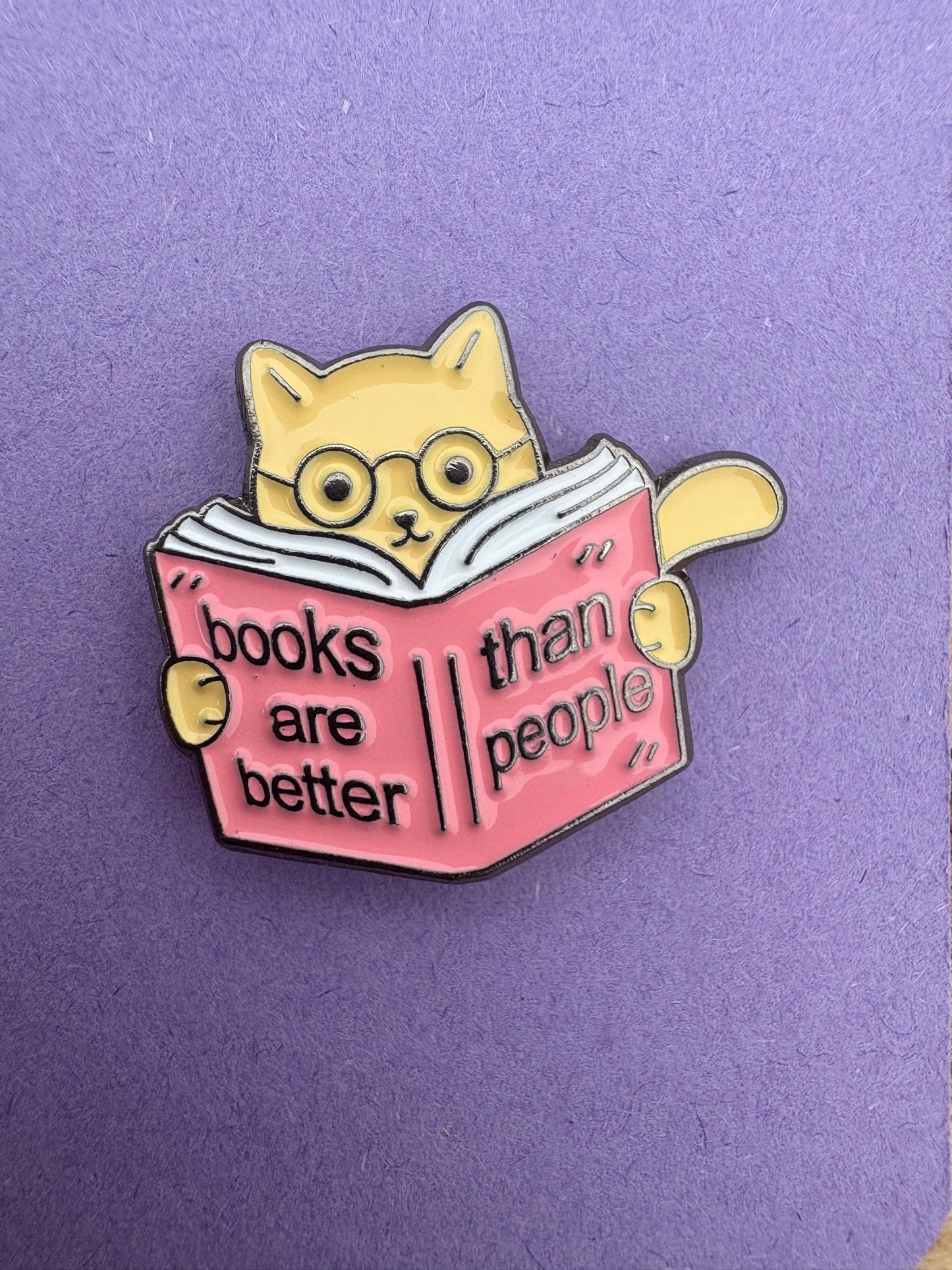 Kawaii Pin Katt - Books Are Better Than People - Söt Accessoar för Bokälskare